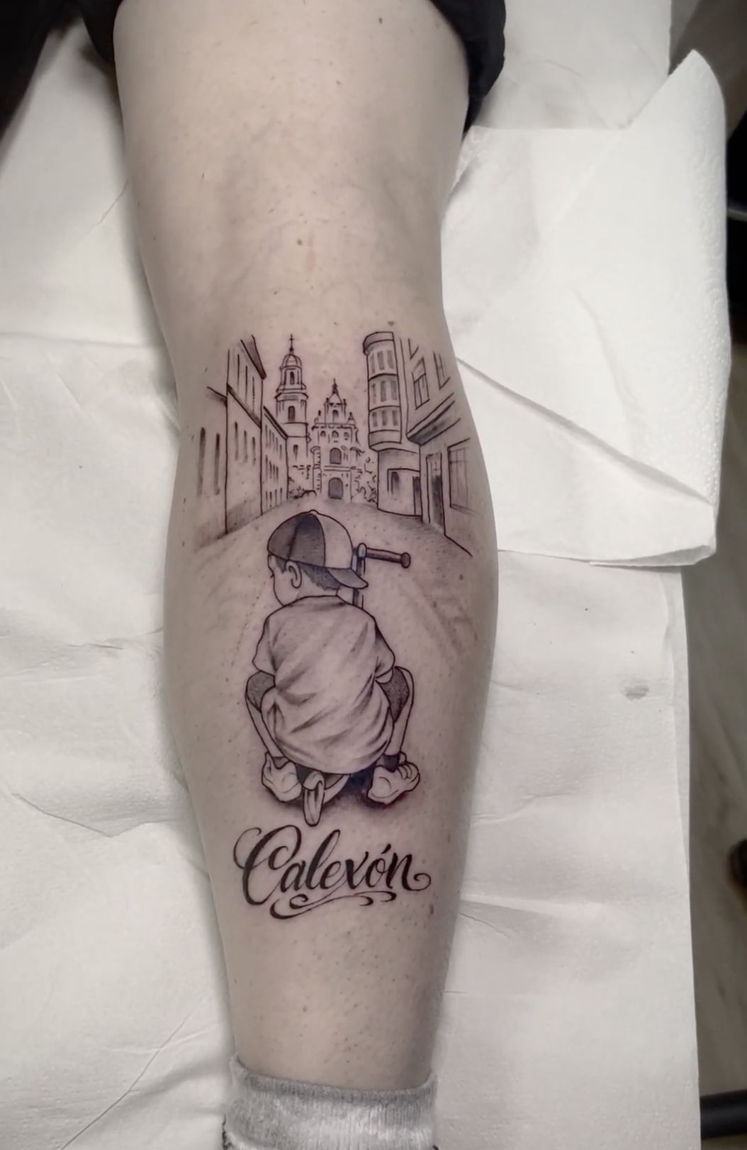 tatuaje ilustracion callejon en pierna estilo lineal