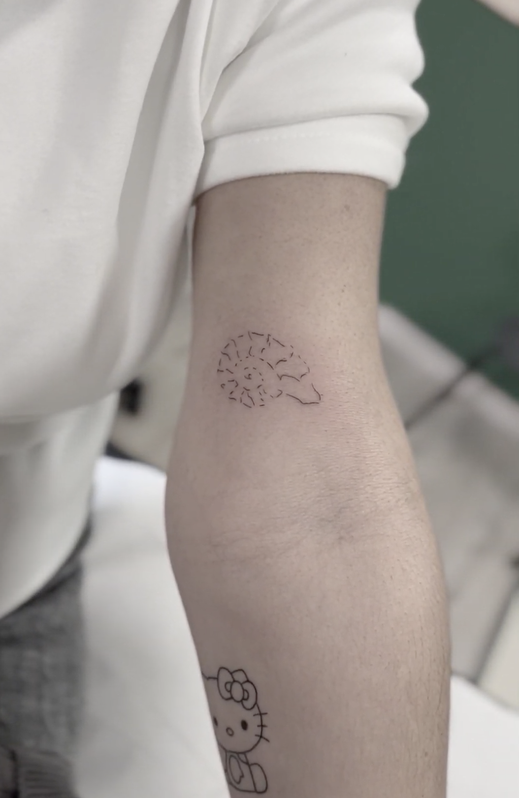 tatuaje minimalista linea fina en brazo pequeño