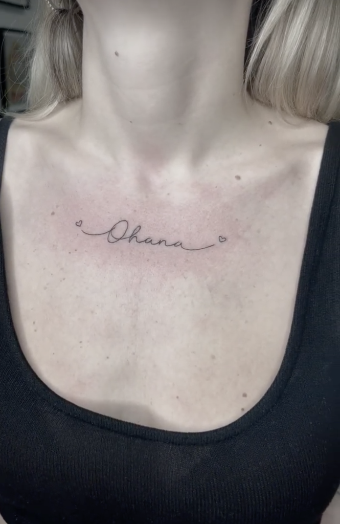 tatuaje palabra ohana en pecho estilo fino