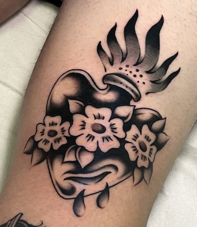 tatuaje corazon con flores estilo blackwork realizado por Marco Paraños