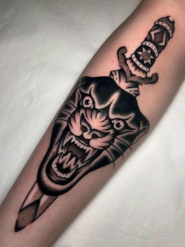 tatuaje daga con cabeza de pantera estilo blackwork