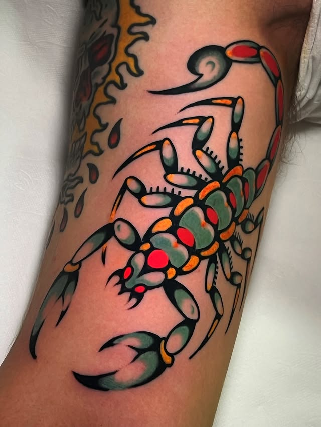 tatuaje escorpion estilo japones a color en brazo