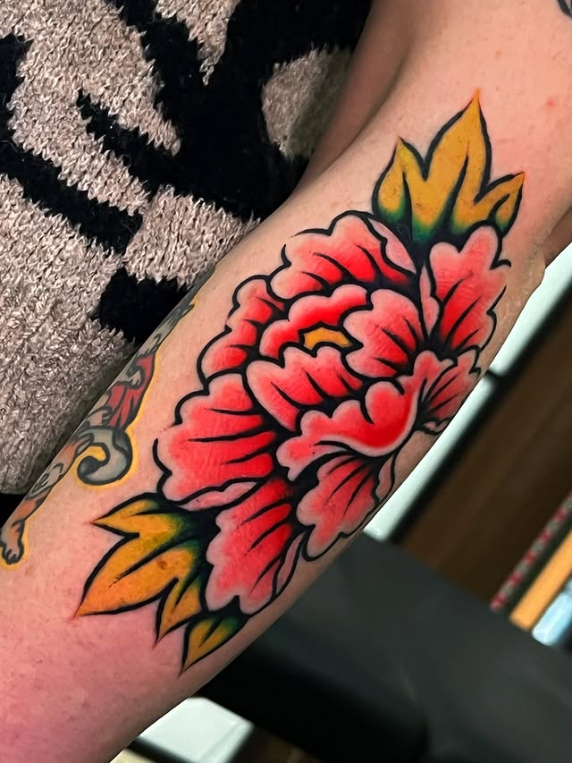 tatuaje flor japonesa estilo tradicional a color