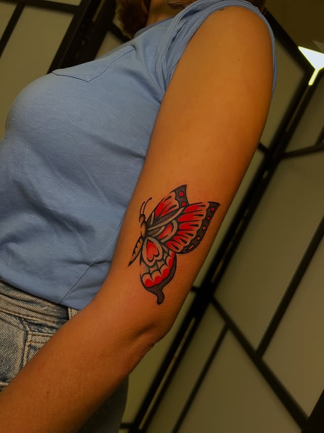 tatuaje mariposa estilo tradicional a color en brazo