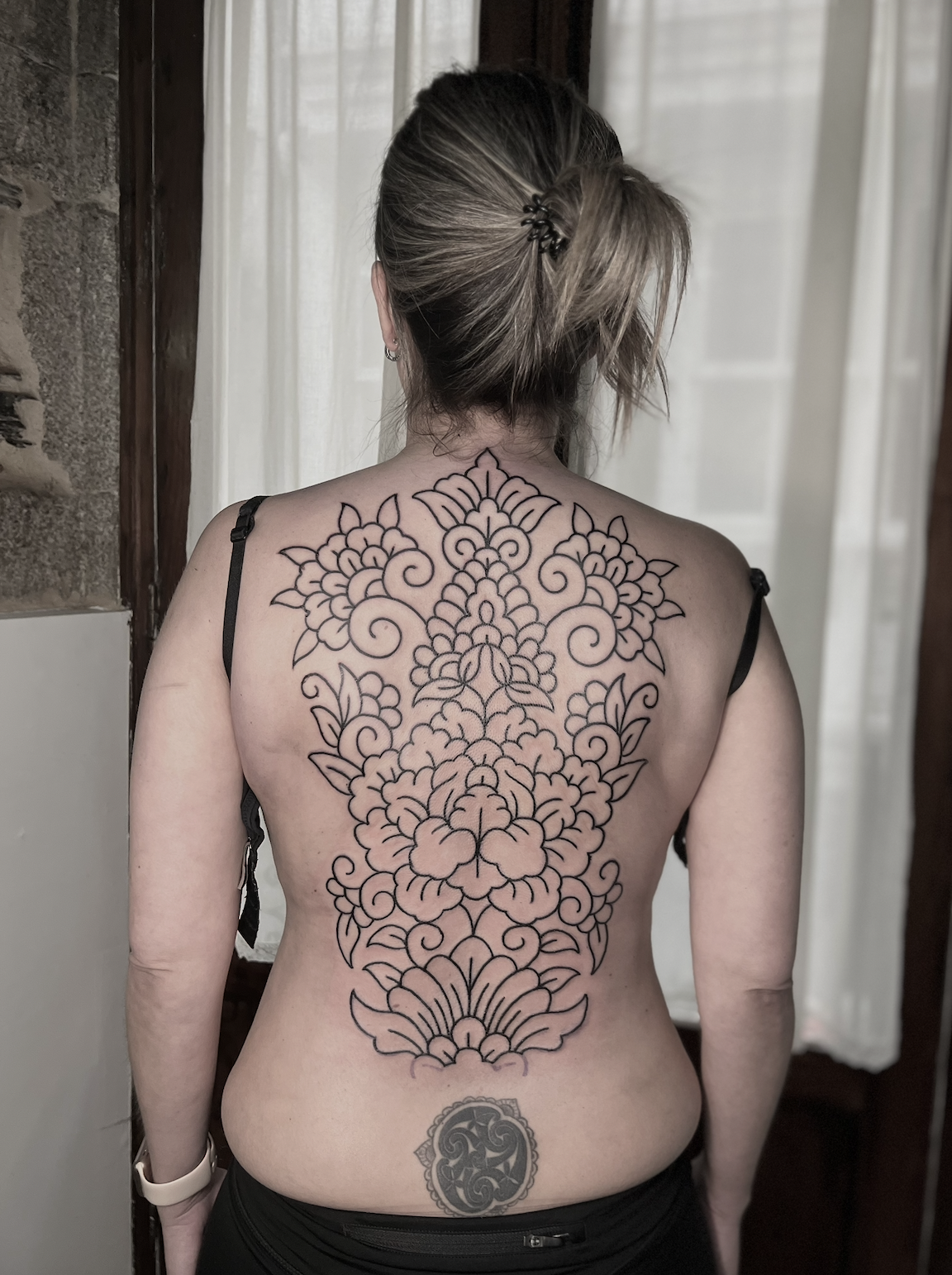 tatuaje ornamental grande en espalda estilo lineal