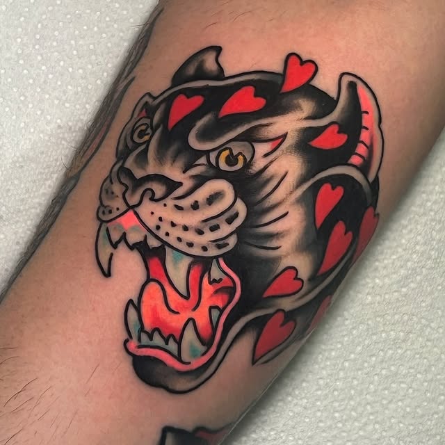 tatuaje pantera con corazones en estilo tradicional a color