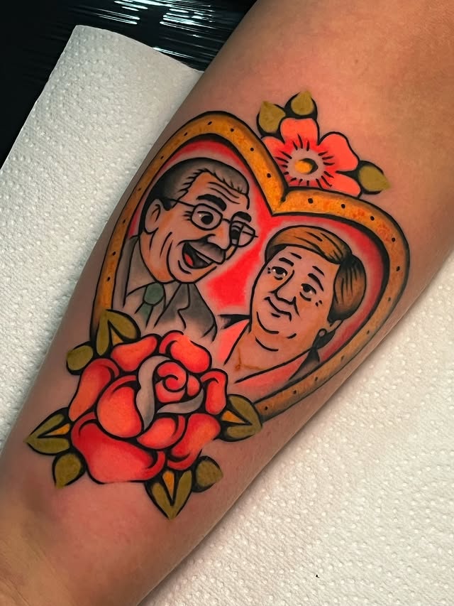 tatuaje retrato de pareja dentro de corazon estilo tradicional a color