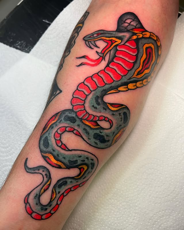 tatuaje serpiente estilo japones tradicional a color en pierna