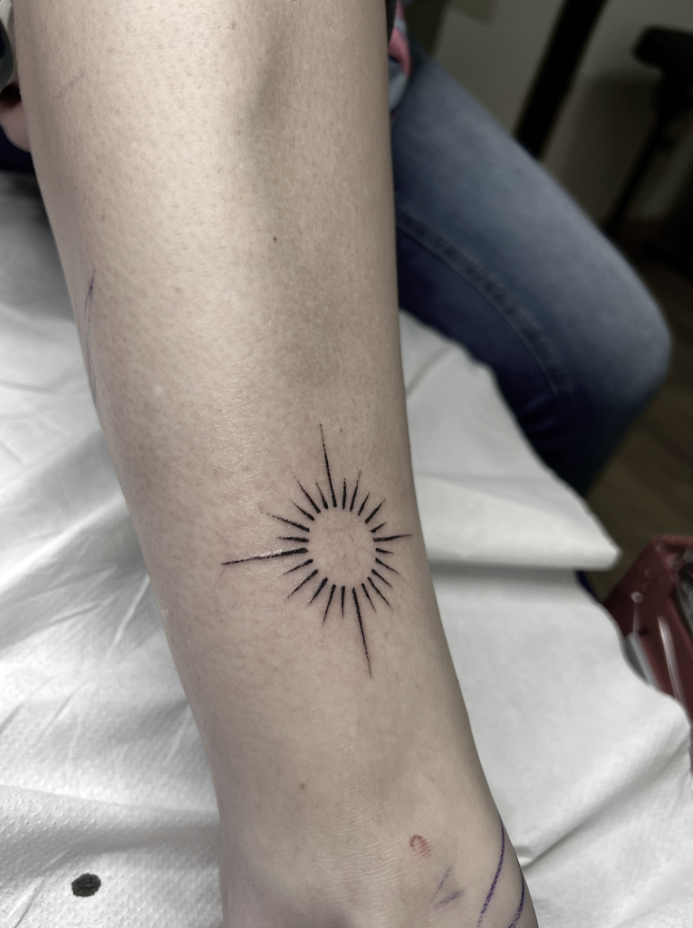 tatuaje sol minimalista linea fina