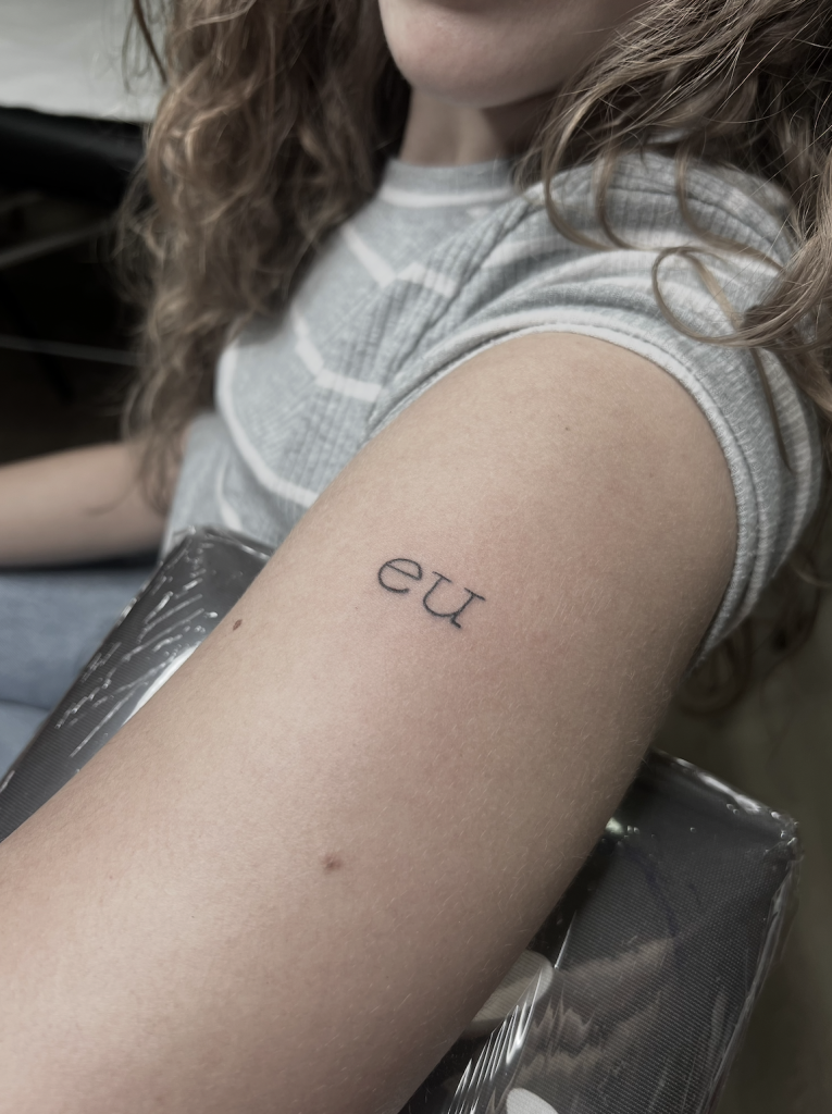 tatuaje texto pequeno en brazo estilo minimalista