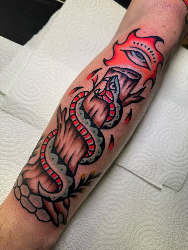 tatuaje tronco con serpiente y fuego estilo tradicional a color